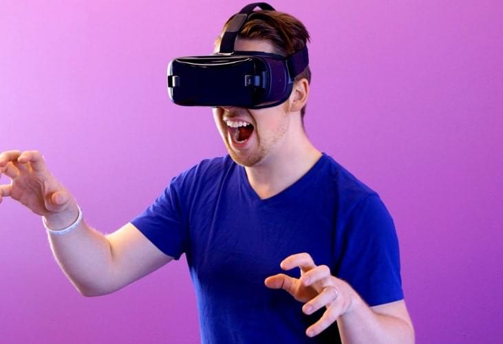 men-with-vr-googgle